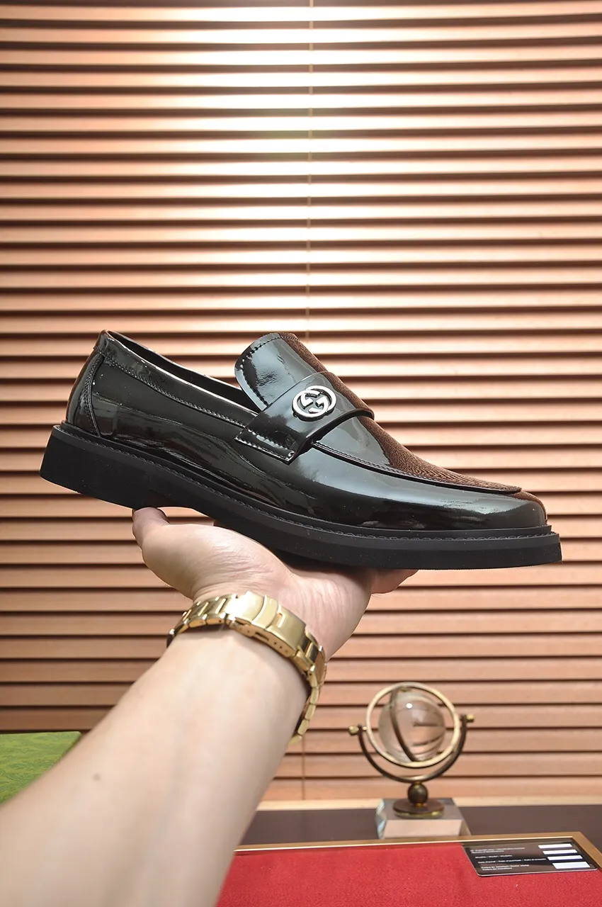 Factory price 540💶Italy’s top luxury men’s shoe giant (GUCCI) (Gucci) (full cowhide lining) new arrival🍃Original European style🔰 Pleasant to the eye😍In order to make the shoes more durable and non-deformable🌀The production continues to follow traditional methods but there is still no lack of innovation💪The original open-edge beaded cowhide is selected for the leather♻️ Smooth, natural and extra bright⭐Made of imported cowhide The rich man’s first choice 38-45 (45 customized)